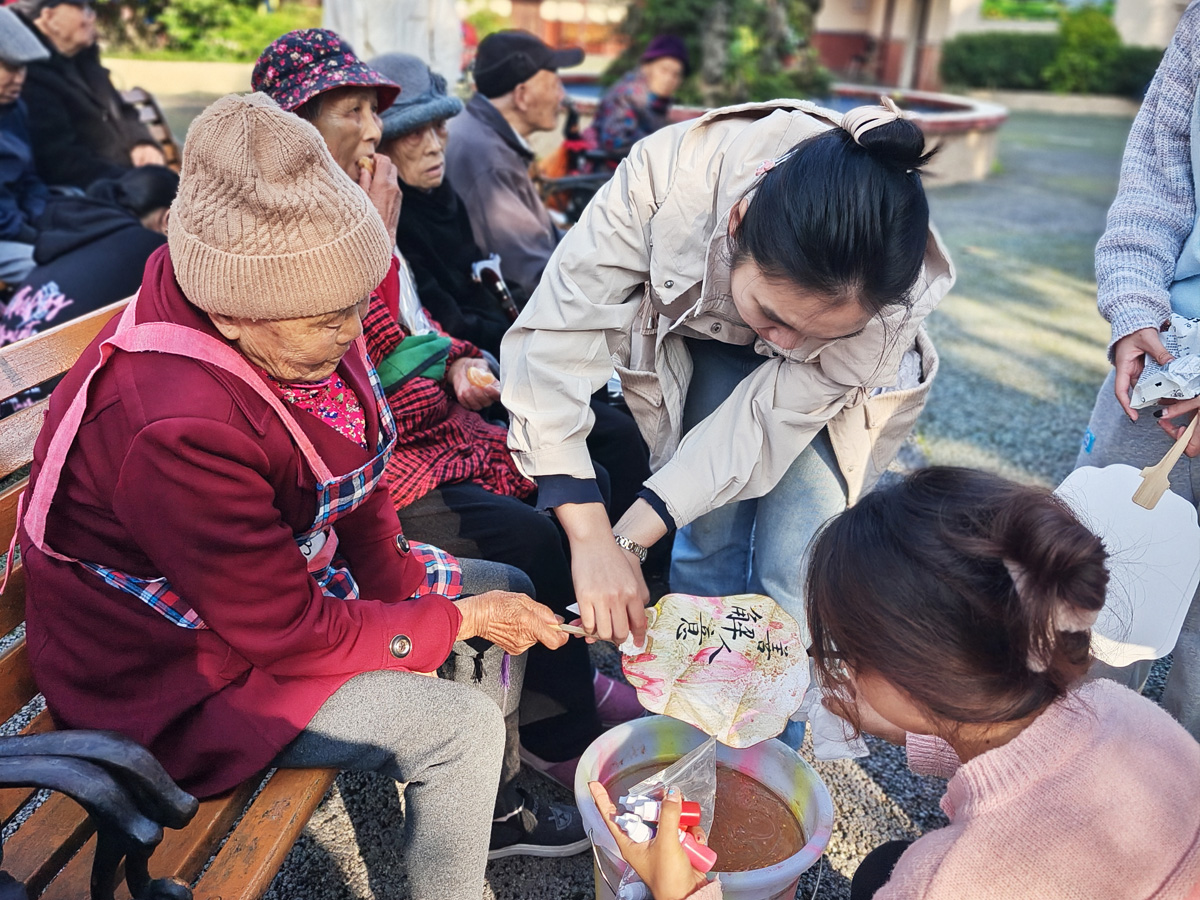 養老院關愛老人活動